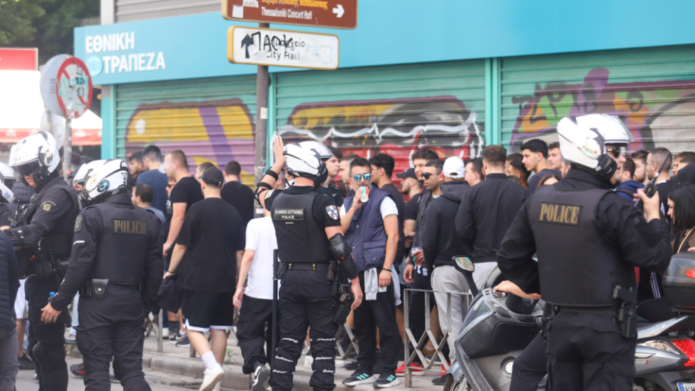 Οπαδοί του ΠΑΟΚ υπό ασφυκτική αστυνομική παρουσία πριν το ντέρμπι με τον Άρη